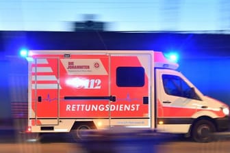 Ein Rettungswagen ist mit eingeschaltetem Blaulicht im Einsatz (Archivbild): Auf der Autobahn bei Stuttgart hat es einen Unfall gegeben.