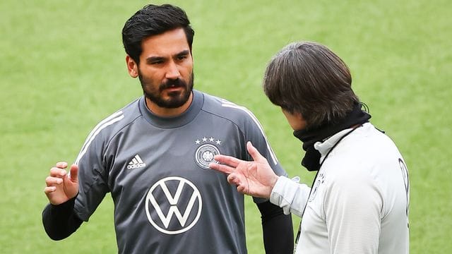 Bundestrainer Joachim Löw (r) im Gespräch mit Ilkay Gündogan. Bundestrainer Joachim Löw (r) im Gespräch mit Ilkay Gündogan.