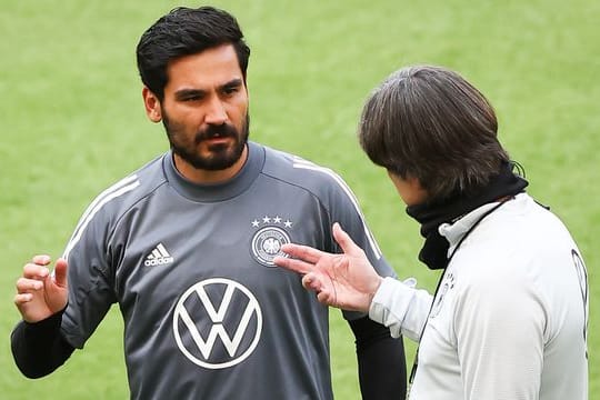 Bundestrainer Joachim Löw (r) im Gespräch mit Ilkay Gündogan.