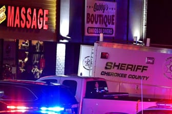 Polizeiwagen stehen nach den tödlichen Schüssen vor einem Massagesalon in Georgia.