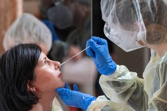 Eine Frau lässt sich auf das Coronavirus testen: Durch einen Softwarefehler landeten die Daten von tausenden Patienten ungeschützt im Netz.