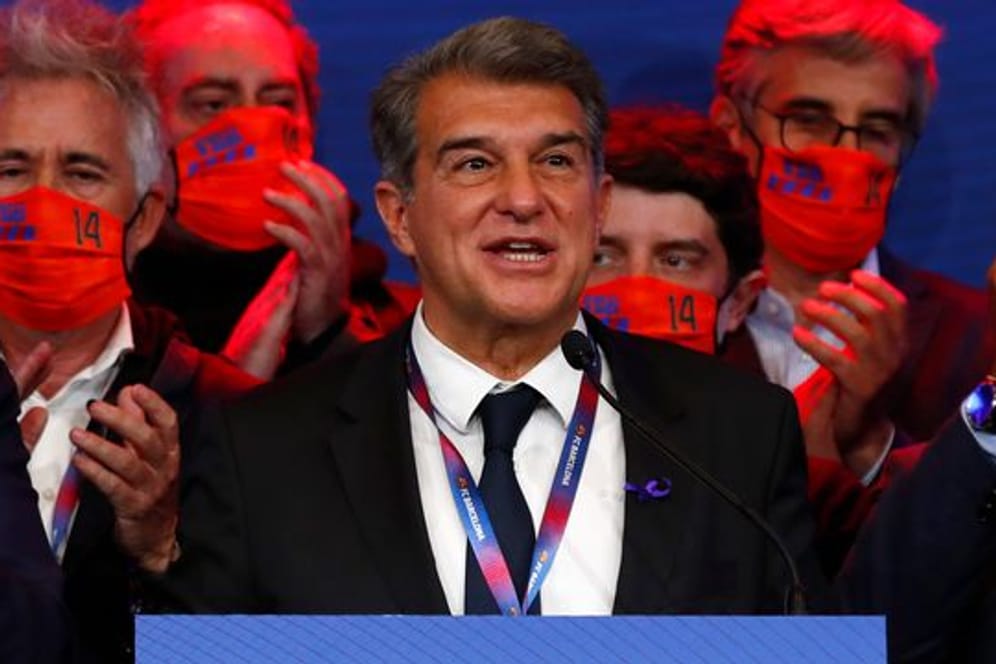 Joan Laporta (M) hat beim krisenerschütterten FC Barcelona wieder das Sagen.