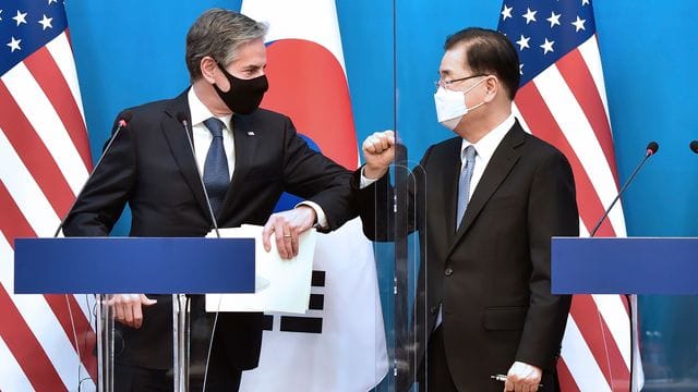 US-Außenminister Antony Blinken (l) und sein südkoreanischer Amtskollege Chung Eui Yong bei einer gemeinsamen Pressekonferenz im Außenministerium in Seoul. US-Außenminister Antony Blinken (l) und sein südkoreanischer Amtskollege Chung Eui Yong bei einer gemeinsamen Pressekonferenz im Außenministerium in Seoul.