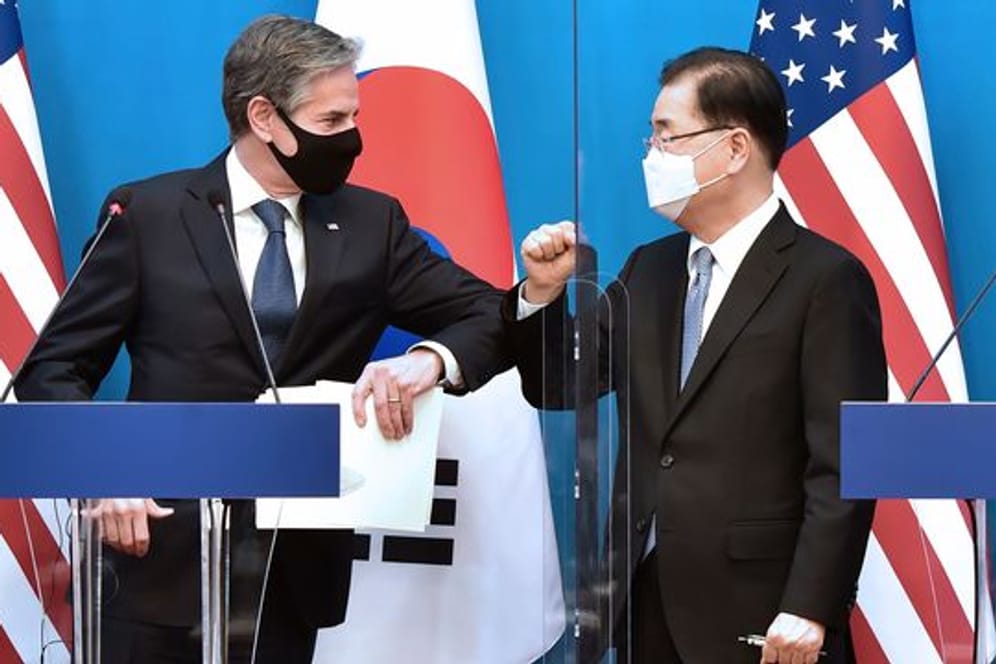 US-Außenminister Antony Blinken (l) und sein südkoreanischer Amtskollege Chung Eui Yong bei einer gemeinsamen Pressekonferenz im Außenministerium in Seoul.
