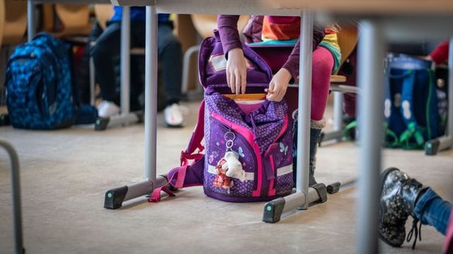 Hefte raus - Präsenzunterricht an einer Frankfurter Schule.