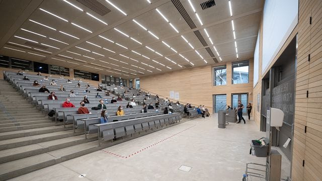Studierende mit Mund- und Nasenmaske sitzen in der Begrüßungsveranstaltung für Studierende im ersten Semester an der Universität Hohenheim. Studierende mit Mund- und Nasenmaske sitzen in der Begrüßungsveranstaltung für Studierende im ersten Semester an der Universität Hohenheim.