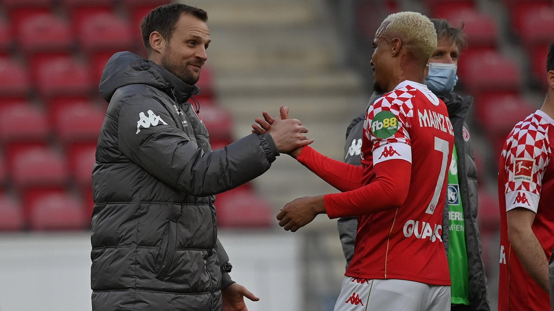 Der Trainer und sein Torschütze: Bo Svensson und Robin Quaison jubeln nach dem 1:0-Sieg gegen Freiburg.