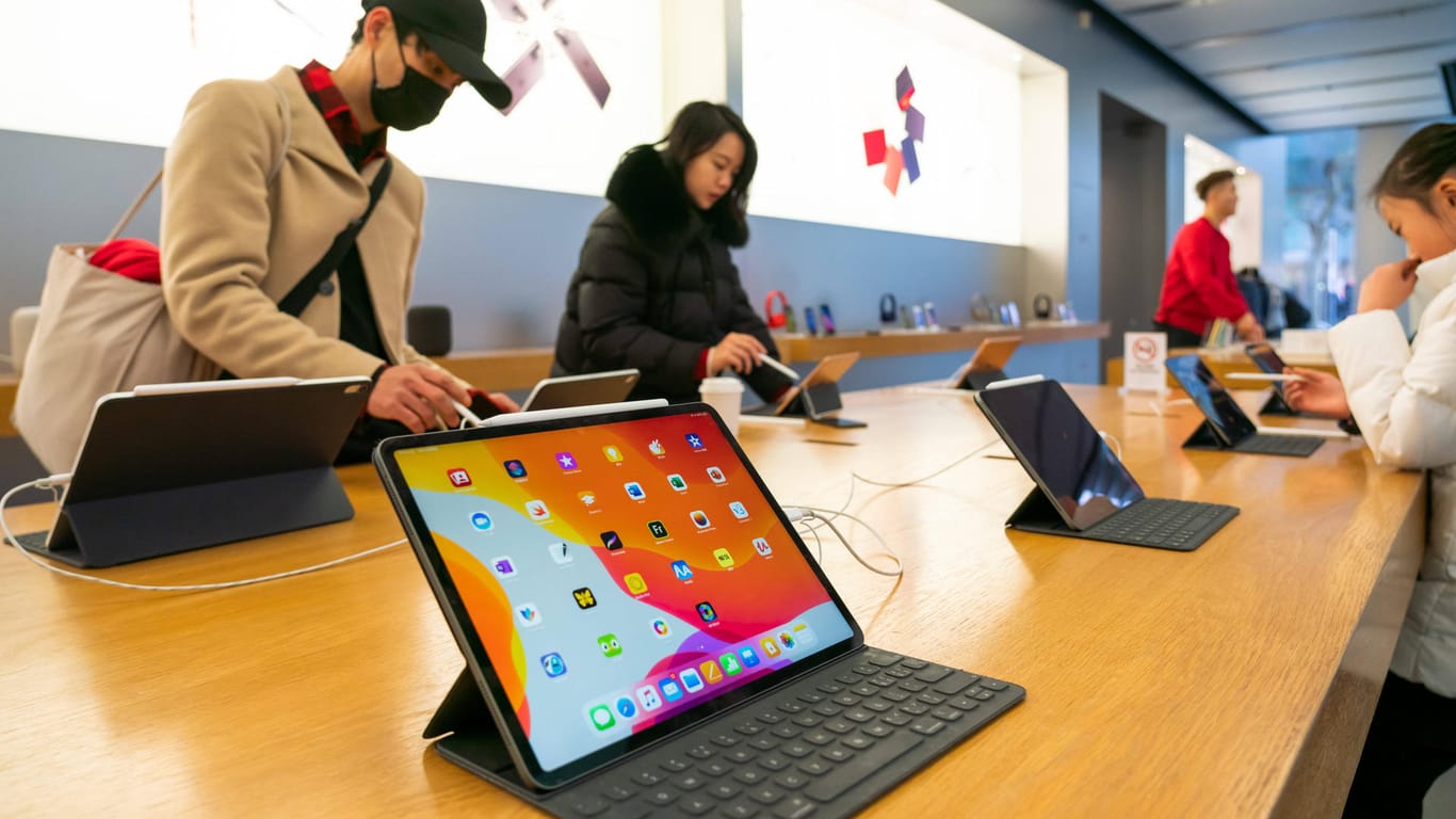 Ein Apple Store (Symbolbild): Im April könnte Apple seinen iPad Pros einen neuen Anstrich verleihen.