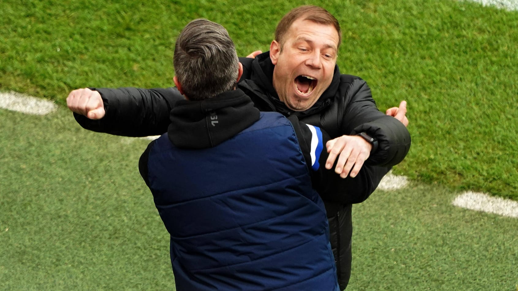 Große Freude: Arminia-Trainer Frank Kramer jubelt nach dem Sieg in Leverkusen.