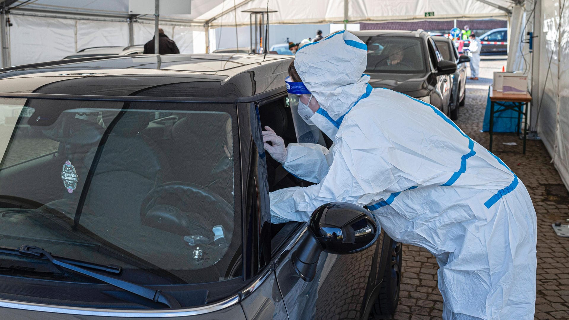 Corona-Testzentrum: In Deutschland wurden mehr als 17.500 Neuinfektionen gemeldet. Corona-Testzentrum: In Deutschland wurden mehr als 17.500 Neuinfektionen gemeldet.