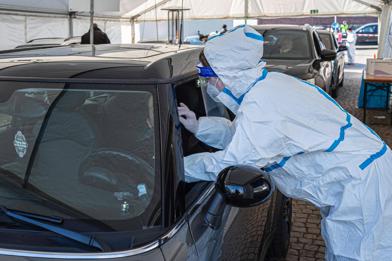 Corona-Testzentrum: In Deutschland wurden mehr als 17.500 Neuinfektionen gemeldet.