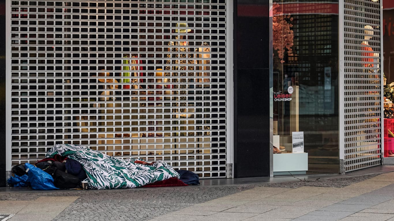 Ein Obdachloser schläft vor einem Geschäft (Symbolbild): 1,2 Millionen Euro sind für das Projekt eingeplant.