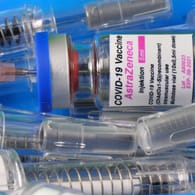 Impfstoffdosen von Astrazeneca: Nach dem Impfstopp sind viele verunsichert.