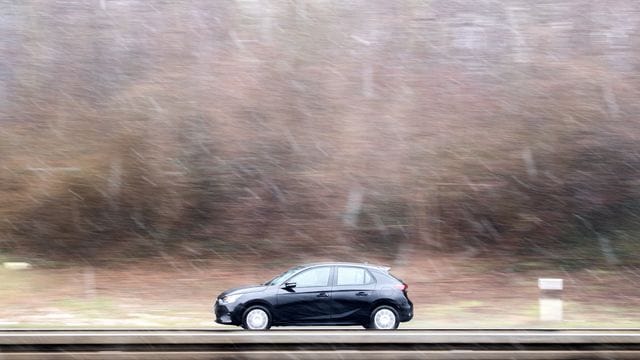 Ein Auto fährt über den Messeschnellweg in Hannover.