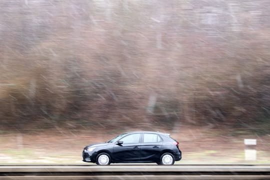 Ein Auto fährt über den Messeschnellweg in Hannover.