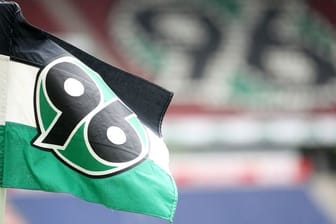 Die Profis von Hannover 96 müssen weiter in Quarantäne bleiben.