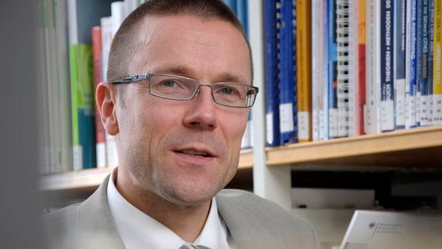 Uwe Schneidewind (Archivbild): Wuppertal fordert nun ebenfalls "umgehende Schulschließungen". Uwe Schneidewind (Archivbild): Wuppertal fordert nun ebenfalls "umgehende Schulschließungen".