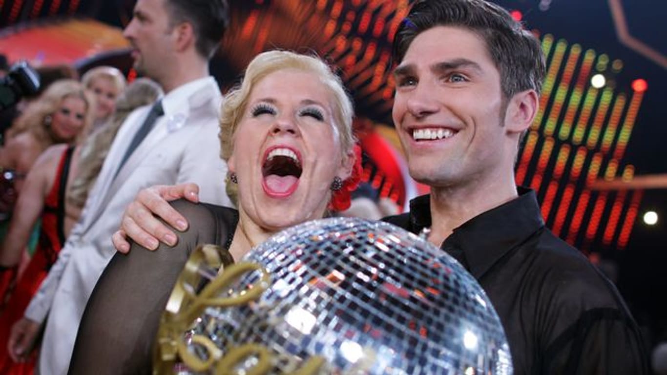 Die Sängerin Maite Kelly und der Tänzer Christian Polanc freuen sich über ihren Sieg auf dem Parkett (2011).
