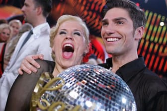 Die Sängerin Maite Kelly und der Tänzer Christian Polanc freuen sich über ihren Sieg auf dem Parkett (2011).