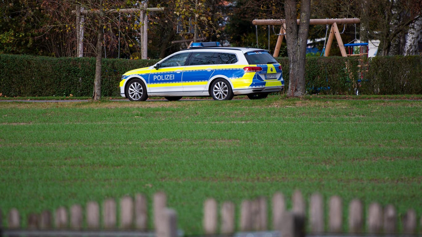 Ein Polizeiauto fährt an einem Spielplatz vorbei (Symbolbild): Mehrere Jugendliche hatten sich getroffen, um eine persönliche Angelegenheit zu klären.