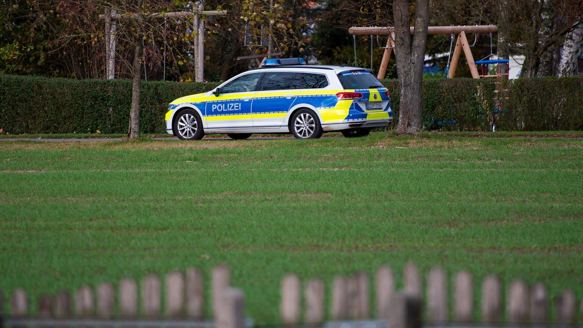 Ein Polizeiauto fährt an einem Spielplatz vorbei (Symbolbild): Mehrere Jugendliche hatten sich getroffen, um eine persönliche Angelegenheit zu klären. Ein Polizeiauto fährt an einem Spielplatz vorbei (Symbolbild): Mehrere Jugendliche hatten sich getroffen, um eine persönliche Angelegenheit zu klären.