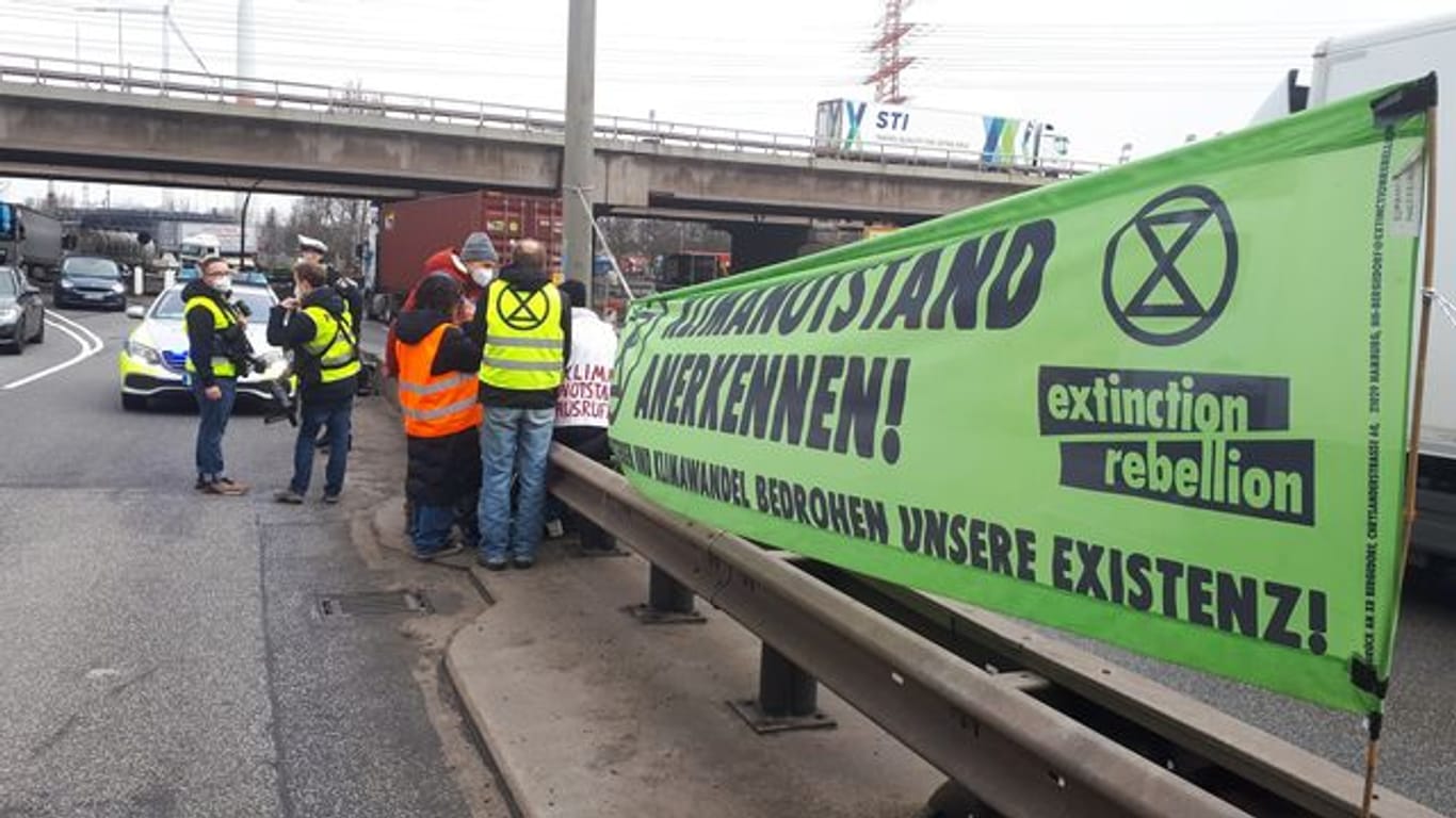Protestaktion an Hamburger Köhlbrandbrücke: Aktivisten haben sich an der Brücke festgekettet.