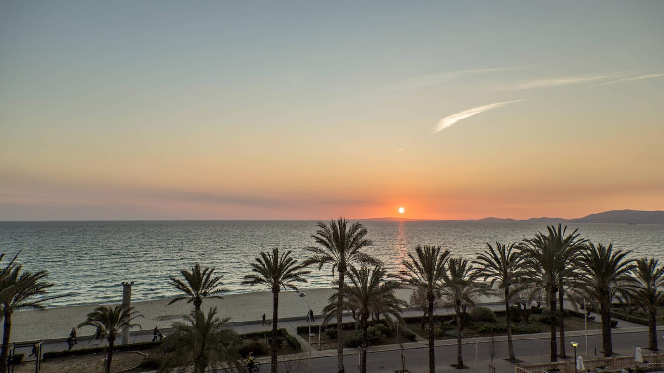 Sonnenuntergang an der Promenade von Palma de Mallorca: Nach einem Erdbeben in Algerien wurde hier und an anderen Mittelmeerinseln ein Tsunami gemessen. (Archivfoto)