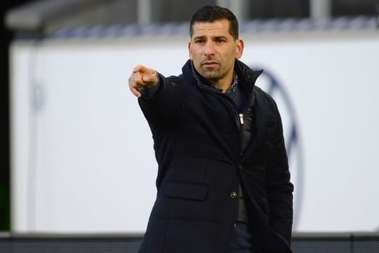 Schalke-Trainer Dimitrios Grammozis trifft mit seinem Team auf Borussia Mönchengladbach.