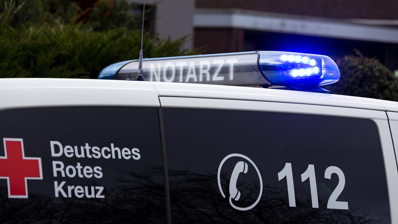 Ein Notarztwagen des Deutschen Roten Kreuzes (Symbolbild): Bei einem Unfall ist eine Fahrradfahrerin getötet worden.
