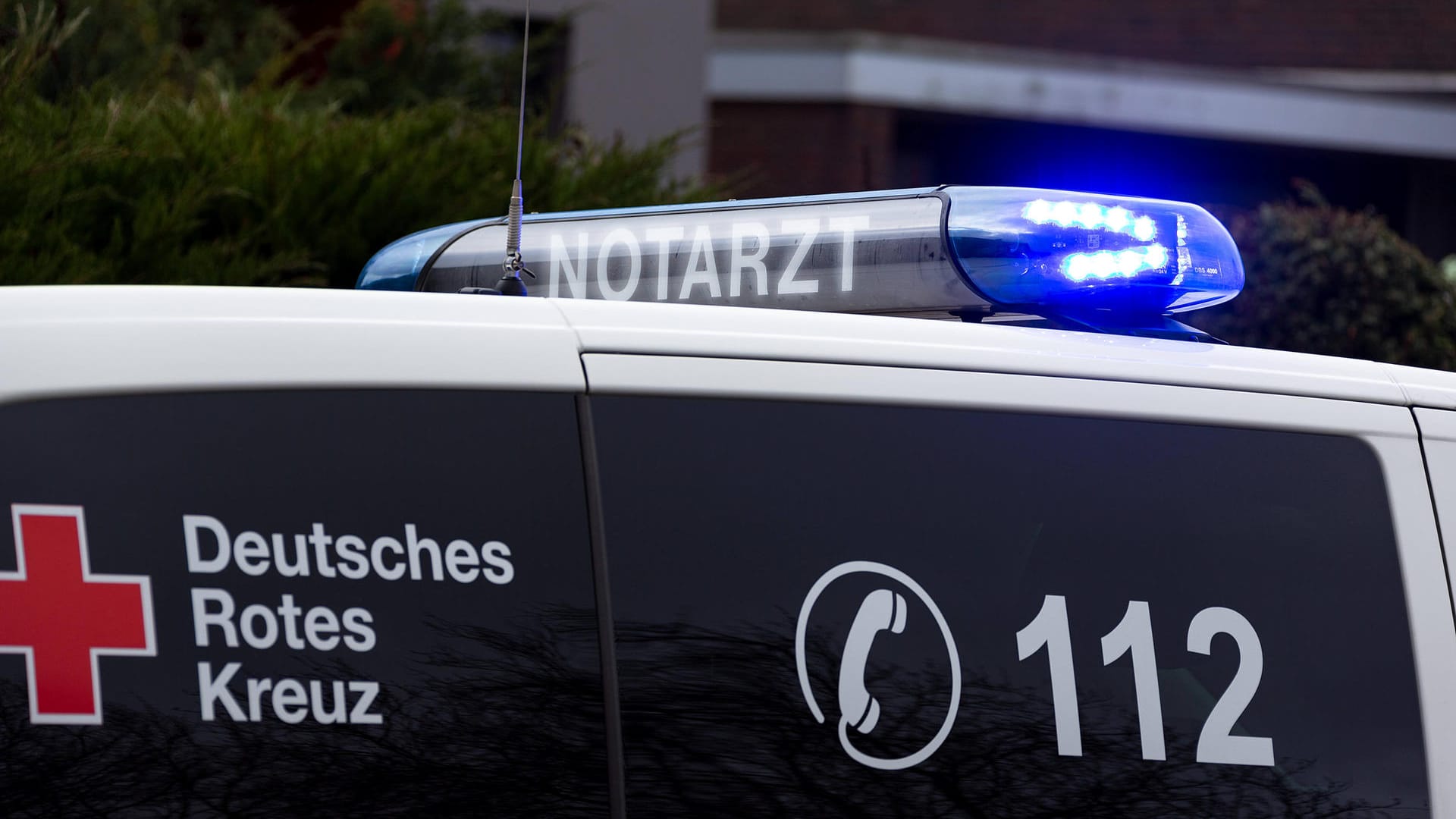 Ein Notarztwagen des Deutschen Roten Kreuzes (Symbolbild): Bei einem Unfall ist eine Fahrradfahrerin getötet worden. Ein Notarztwagen des Deutschen Roten Kreuzes (Symbolbild): Bei einem Unfall ist eine Fahrradfahrerin getötet worden.