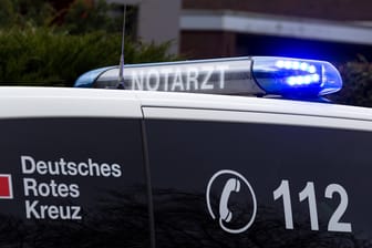 Ein Notarztwagen des Deutschen Roten Kreuzes (Symbolbild): Bei einem Unfall ist eine Fahrradfahrerin getötet worden.