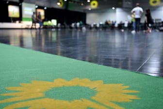 Das Logo der Grünen ist auf einem Teppich zu sehen