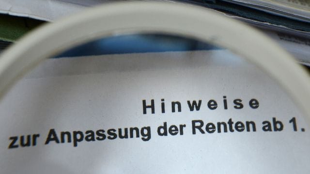 Nach jahrelangen Rentensteigerungen fällt die sonst im Sommer übliche Erhöhung der Altersbezüge in diesem Jahr wegen der Corona-Krise im Westen Deutschlands aus. Nach jahrelangen Rentensteigerungen fällt die sonst im Sommer übliche Erhöhung der Altersbezüge in diesem Jahr wegen der Corona-Krise im Westen Deutschlands aus.