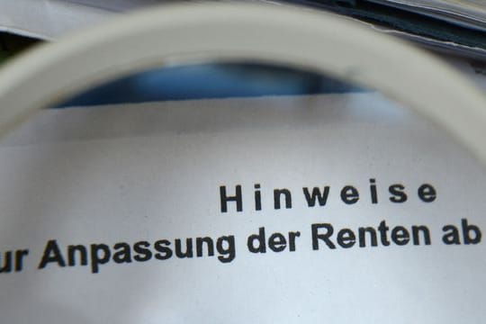 Nach jahrelangen Rentensteigerungen fällt die sonst im Sommer übliche Erhöhung der Altersbezüge in diesem Jahr wegen der Corona-Krise im Westen Deutschlands aus.