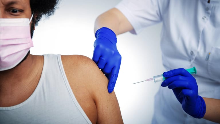 Impfung gegen das Coronavirus: Im zeitlichen Zusammenhang mit Astrazeneca-Impfungen sind weitere Thrombosefälle bekannt geworden.