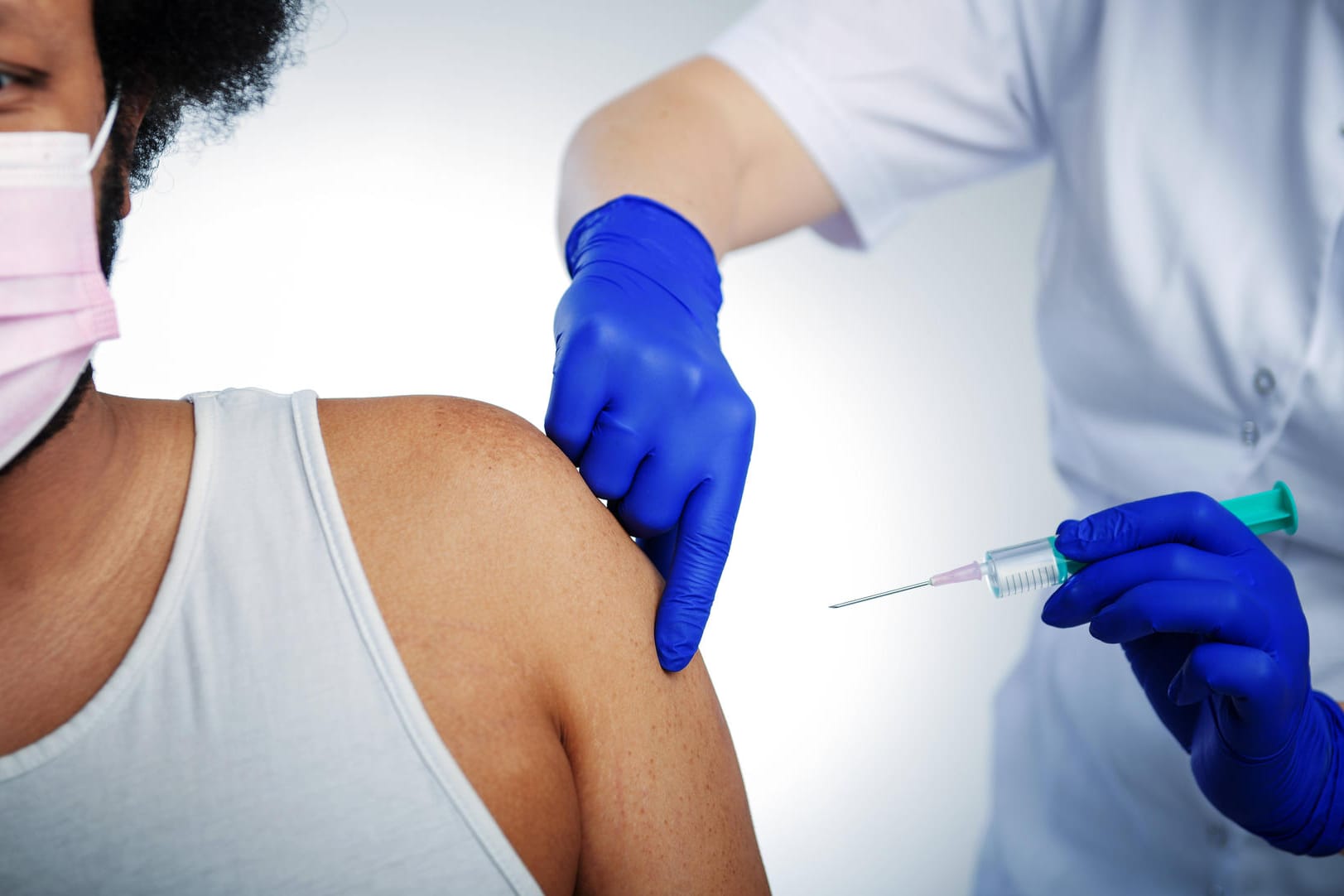 Impfung gegen das Coronavirus: Im zeitlichen Zusammenhang mit Astrazeneca-Impfungen sind weitere Thrombosefälle bekannt geworden.