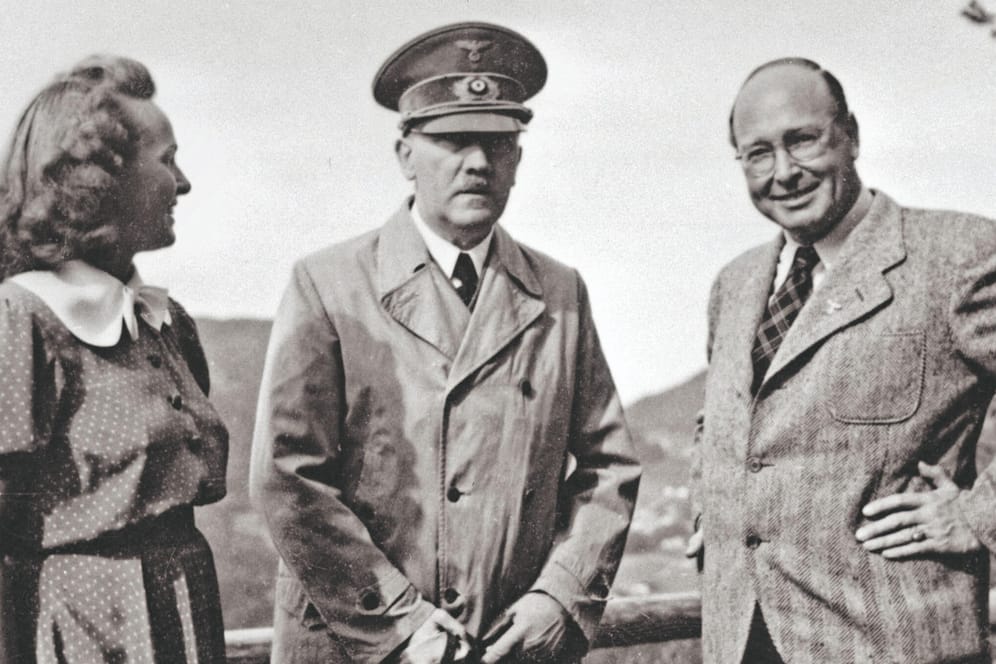Diktator und Zauberkünstler: Der Illusionist Kalanag, alias Helmut Schreiber (r.) suchte die Nähe zu den Größen des Nazi-Regimes.