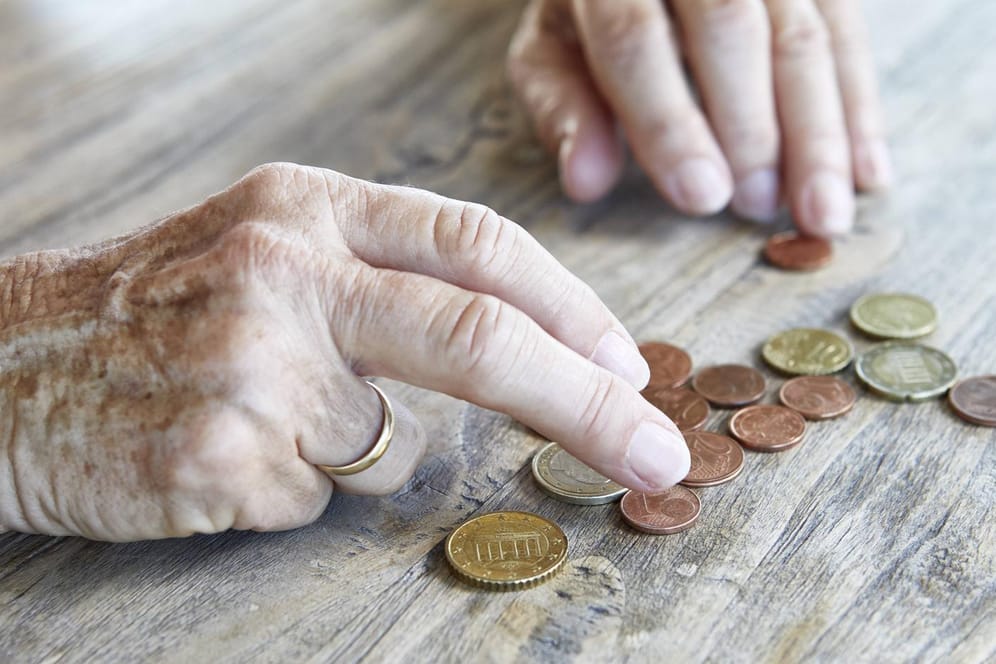 Ältere Frau mit Münzen (Symbolbild): Im Westen gibt es eine Nullrunde für Rentner.