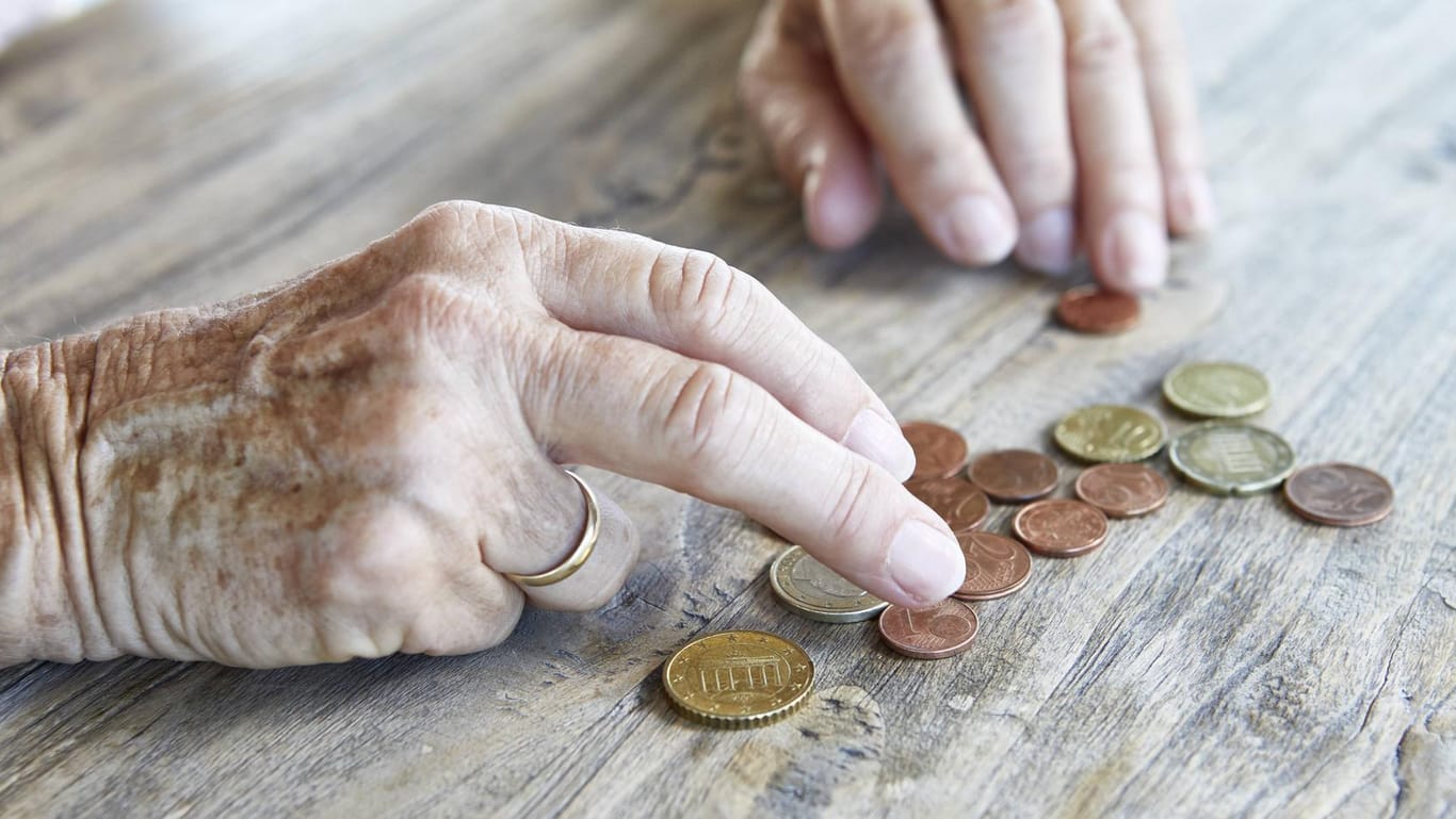 Ältere Frau mit Münzen (Symbolbild): Im Westen gibt es eine Nullrunde für Rentner.