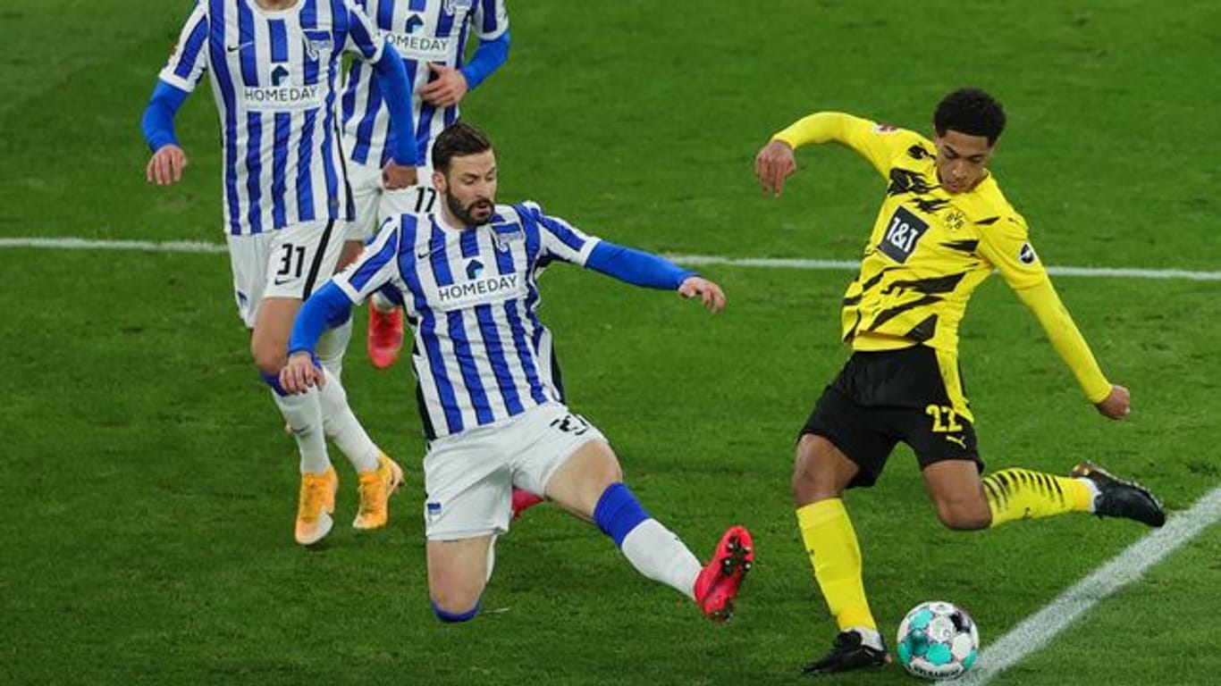 Jude Bellingham (r) steht bei Borussia Dortmund unter Vertrag.