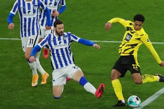 Jude Bellingham (r) steht bei Borussia Dortmund unter Vertrag.