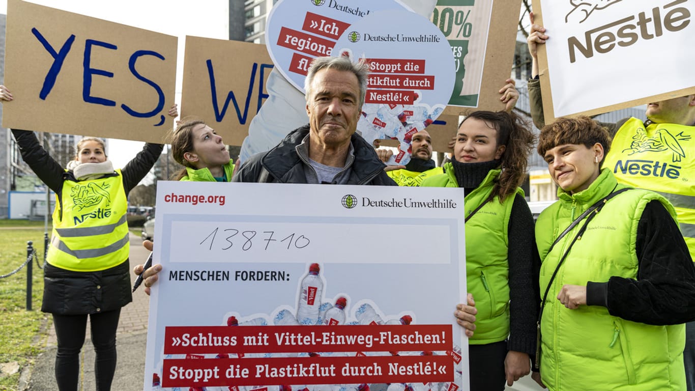Petition gegen Plastikflaschen von Nestlé, Hannes Jaenecke war der Petent: Solche Eingaben soll change.org künftig nach dem Willen des Finanzsamts nicht mehr anbieten – oder von Nutzern eine Gebühr erheben (Archivfoto).