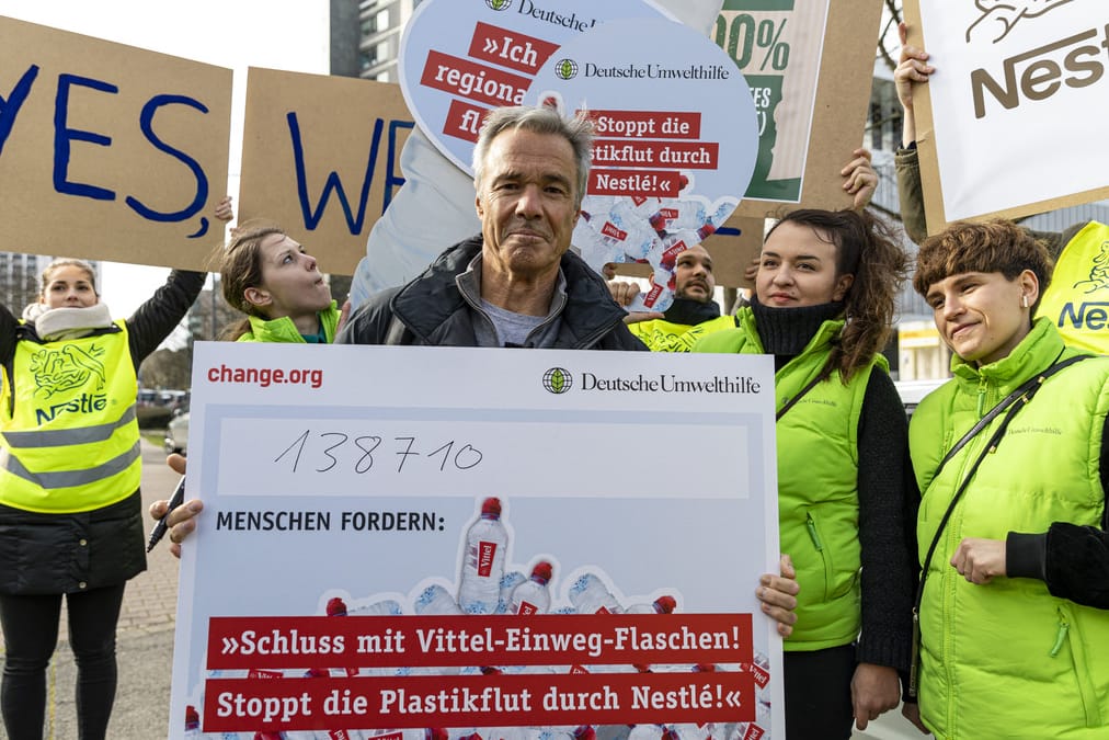 Petition gegen Plastikflaschen von Nestlé, Hannes Jaenecke war der Petent: Solche Eingaben soll change.org künftig nach dem Willen des Finanzsamts nicht mehr anbieten – oder von Nutzern eine Gebühr erheben (Archivfoto).