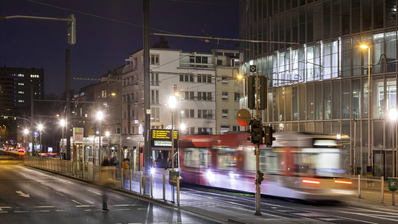 Eine Straßenbahn fährt durch Düsseldorf (Symbolbild): Ein Mann ist niedergeschossen worden, nachdem er aus einer Tram ausstieg.