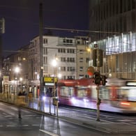 Eine Straßenbahn fährt durch Düsseldorf (Symbolbild): Ein Mann ist niedergeschossen worden, nachdem er aus einer Tram ausstieg.