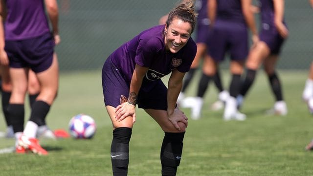 Lucy Bronze sieht im Verständnis für Menstruationszyklen einen Vorteil für die Leistung. Lucy Bronze sieht im Verständnis für Menstruationszyklen einen Vorteil für die Leistung.