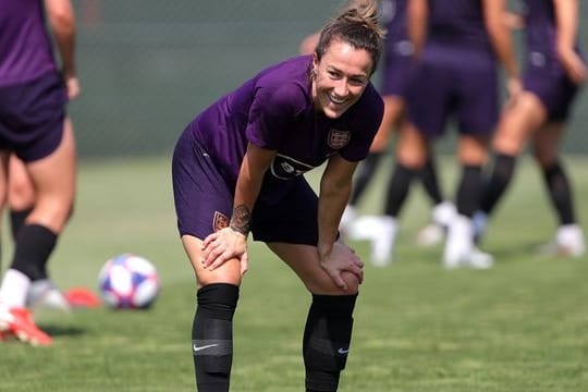 Lucy Bronze sieht im Verständnis für Menstruationszyklen einen Vorteil für die Leistung.