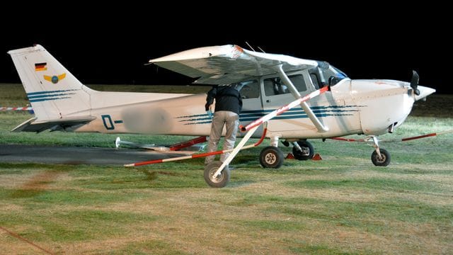 Ein Mitarbeiter der Bundesstelle für Flugunfalluntersuchung untersucht im Oktober 2018 die Unglücks-Cessna.