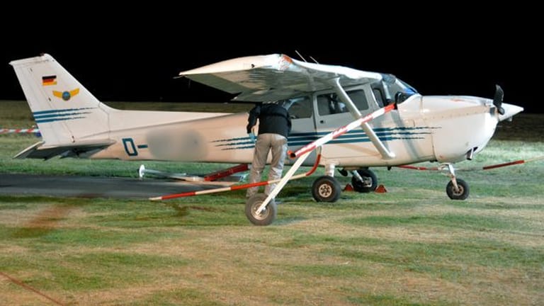 Ein Mitarbeiter der Bundesstelle für Flugunfalluntersuchung untersucht im Oktober 2018 die Unglücks-Cessna.