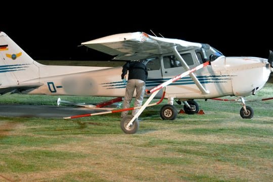 Ein Mitarbeiter der Bundesstelle für Flugunfalluntersuchung untersucht im Oktober 2018 die Unglücks-Cessna.